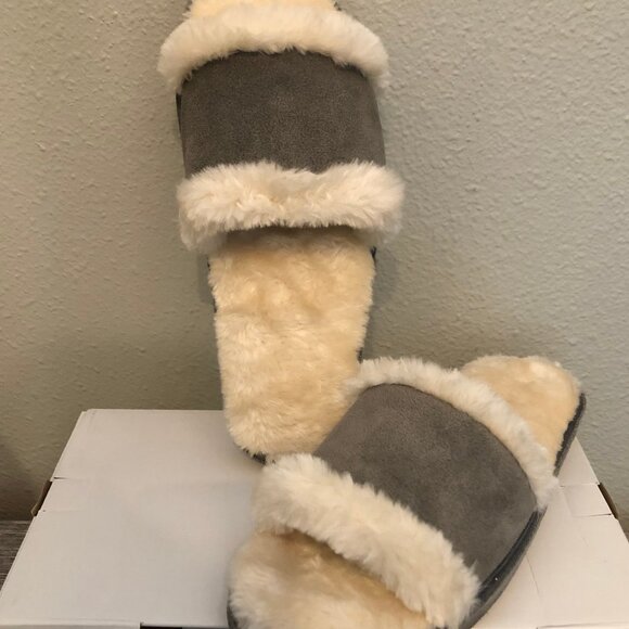 Minnetonka Faux Fur Slippers for Women - New in Box - Picture 1 of 6